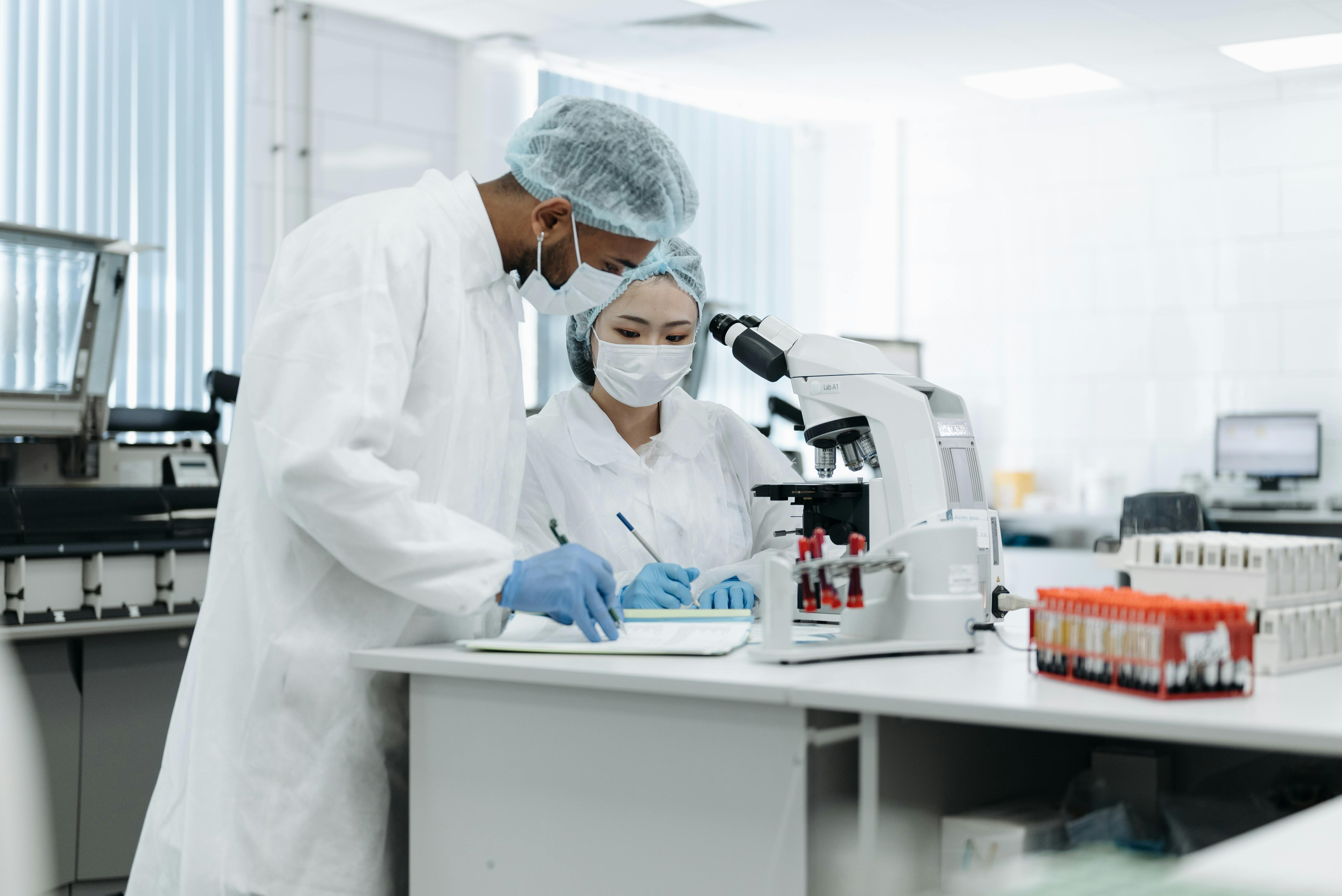 Scientifique travaillant en laboratoire