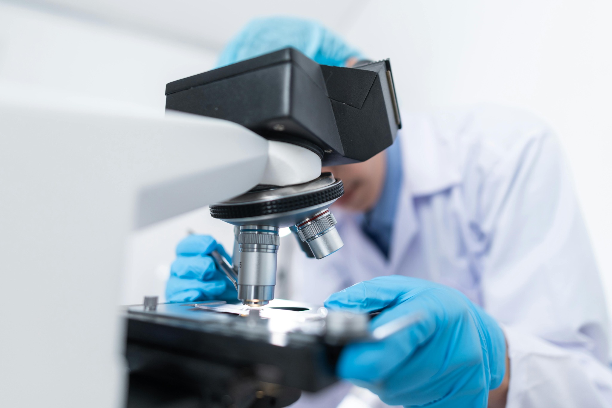 Scientifique travaillant au microscope dans un laboratoire moderne