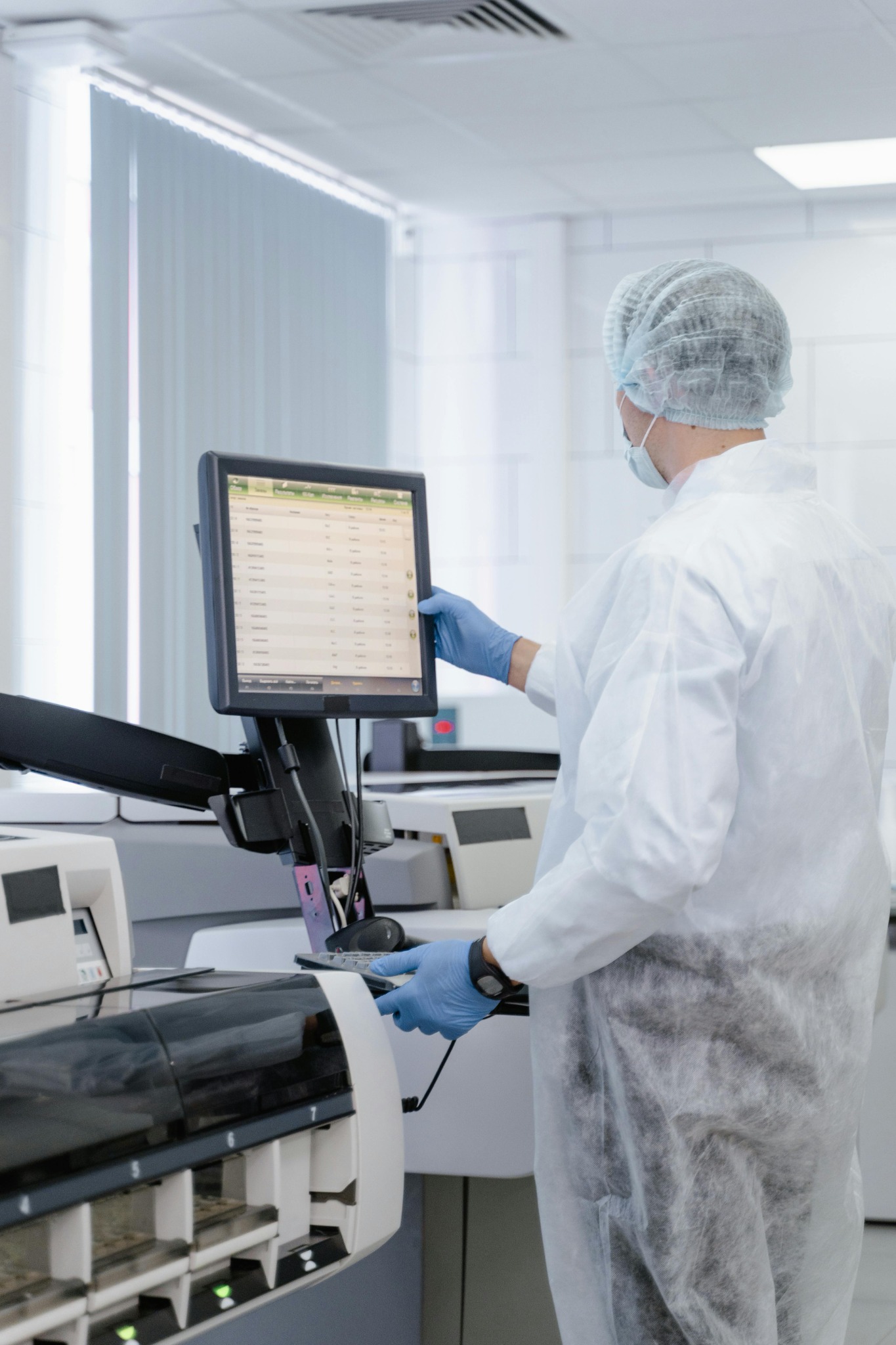 Technicien devant un automate de laboratoire